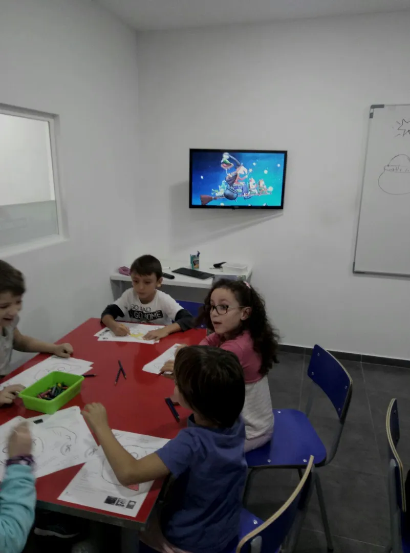 Niños de primaria participando activamente en las historias en inglés