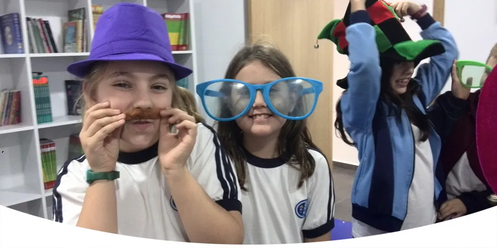 Niños de primaria aprendiendo vocabulario mediante el juego